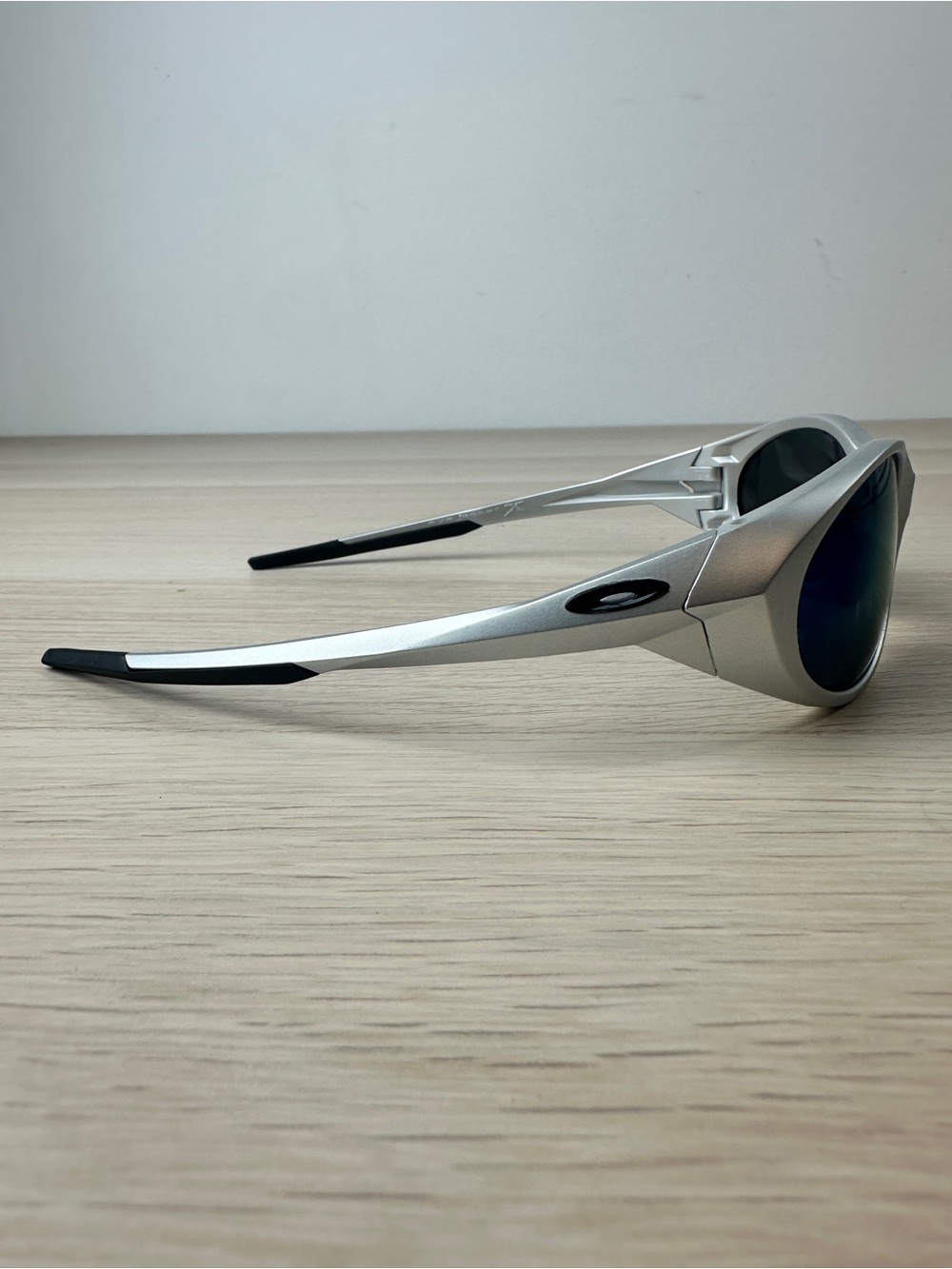 Oakley OO9438 Matte Silver Frame/Blue Prizm Polarized Lenses - Picture 2 of 5